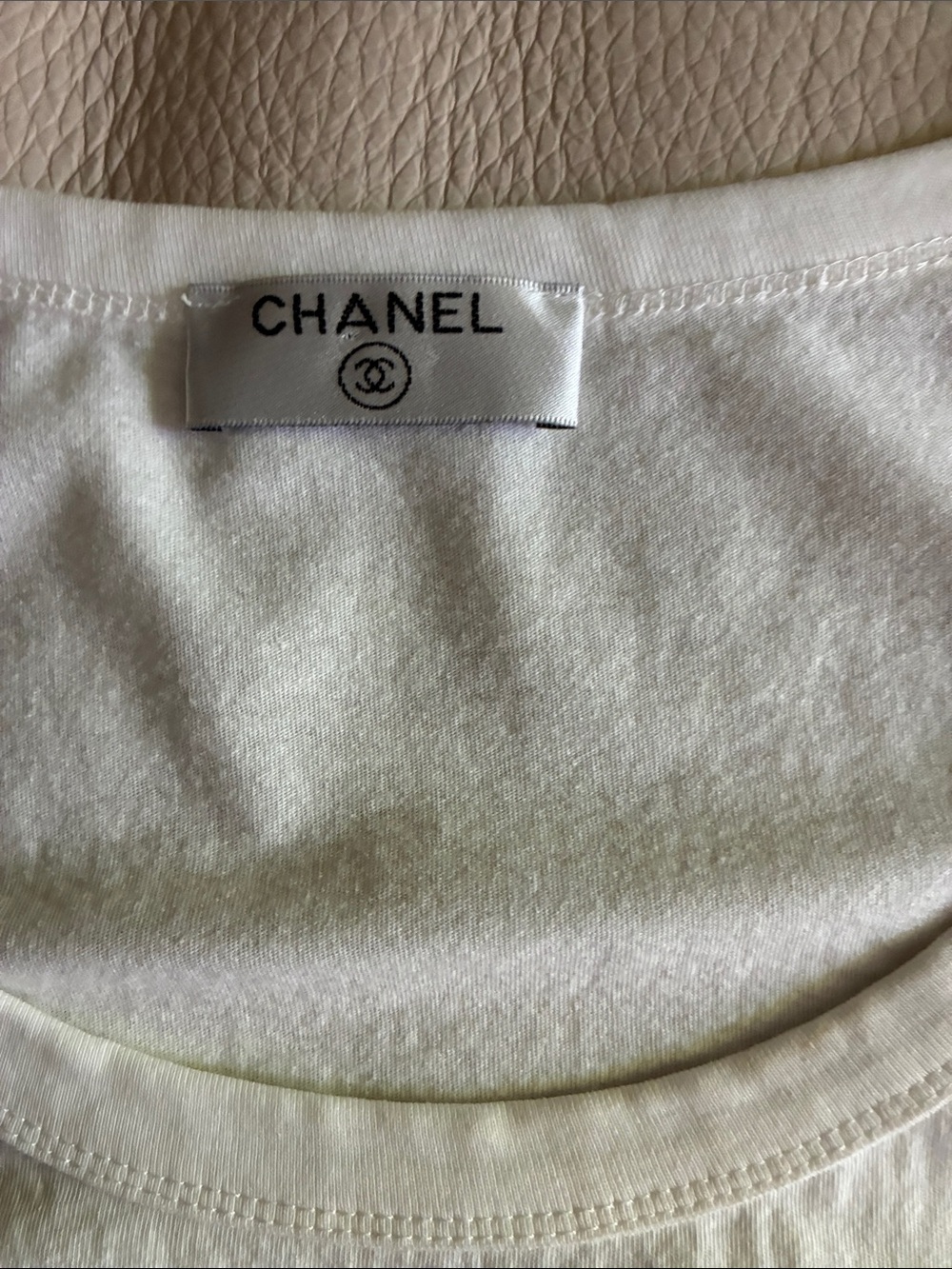 CHANEL authentic White Ribbon-Embellished CC Logo Tank - Picture 3 of 6